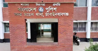 বসতবাড়ির মাটির নিচে পুঁতে রাখা ৩০ ককটেল বিস্ফোরণ